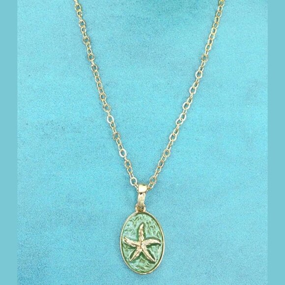 NO 3 Gold & Green Resin Seaside Starfish Medallion Necklace NWT - Picture 1 of 5
